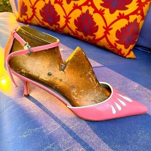 BCBG Max Azria Vintage 1980’s Pink Pumps.  Size US 10B.